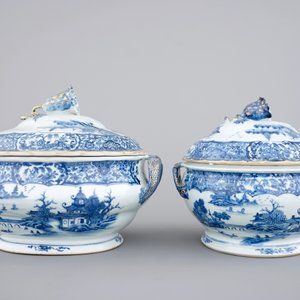 Twee Chinese vergulde en blauw-witte exportporseleinen terrines, Qianlong, 18e eeuw — foto 5