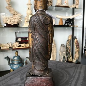 Twee Chinese vergulde en gelakt bronzen figuren van Mahakasyapa en Buddha Shakyamuni, Ming en later — foto 9