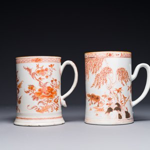 Twee Chinese vergulde ijzerrood gedecoreerde kroezen, Yongzheng/Qianlong — foto 1
