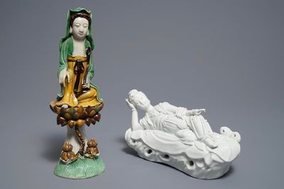 Twee Chinese verte biscuit en blanc de Chine figuren van Guanyin, 18/19e eeuw
