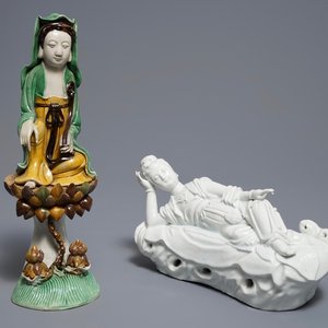 Twee Chinese verte biscuit en blanc de Chine figuren van Guanyin, 18/19e eeuw — foto 1