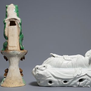 Twee Chinese verte biscuit en blanc de Chine figuren van Guanyin, 18/19e eeuw — foto 4