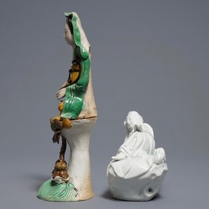 Twee Chinese verte biscuit en blanc de Chine figuren van Guanyin, 18/19e eeuw — foto 5