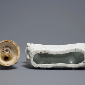 Twee Chinese verte biscuit en blanc de Chine figuren van Guanyin, 18/19e eeuw — foto 6