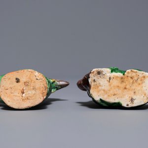 Twee Chinese verte biscuit waterdruppelaars in de vorm van een haan en een leeuw, Kangxi — foto 6