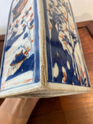Twee Chinese vierkante Imari-stijl flessen met monturen, Kangxi — foto 11