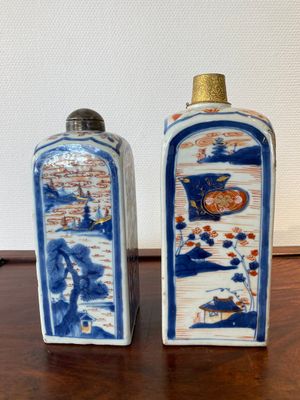 Twee Chinese vierkante Imari-stijl flessen met monturen, Kangxi — foto 3