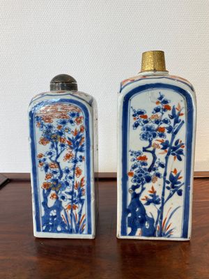 Twee Chinese vierkante Imari-stijl flessen met monturen, Kangxi — foto 4