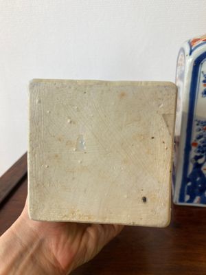Twee Chinese vierkante Imari-stijl flessen met monturen, Kangxi — foto 6