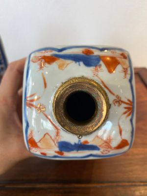Twee Chinese vierkante Imari-stijl flessen met monturen, Kangxi — foto 7