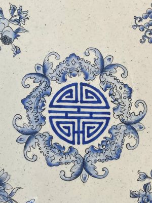 Twee Chinese vierkante schotels in Canton email met verhalend decor, Shou 壽 merk, 18/19e eeuw — foto 11