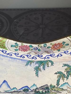 Twee Chinese vierkante schotels in Canton email met verhalend decor, Shou 壽 merk, 18/19e eeuw — foto 20