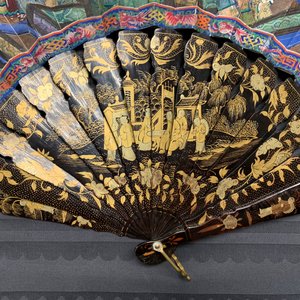 Twee Chinese waaiers in beschilderd papier en zwarte lak, met originele dozen, Canton, 19e eeuw — foto 37