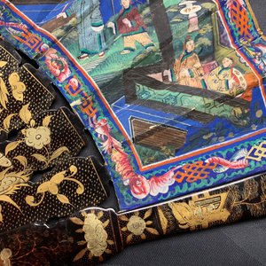 Twee Chinese waaiers in beschilderd papier en zwarte lak, met originele dozen, Canton, 19e eeuw — foto 42