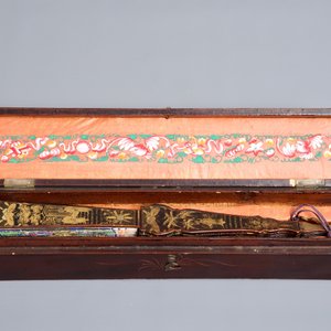 Twee Chinese waaiers in beschilderd papier en zwarte lak, met originele dozen, Canton, 19e eeuw — foto 5