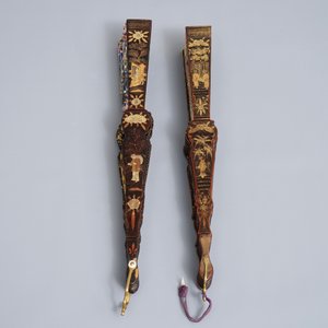 Twee Chinese waaiers in beschilderd papier en zwarte lak, met originele dozen, Canton, 19e eeuw — foto 6