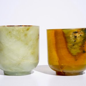 Twee Chinese wijnbekers in gevlekte jade, 20e eeuw — foto 5