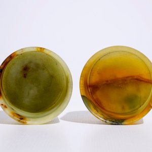 Twee Chinese wijnbekers in gevlekte jade, 20e eeuw — foto 6