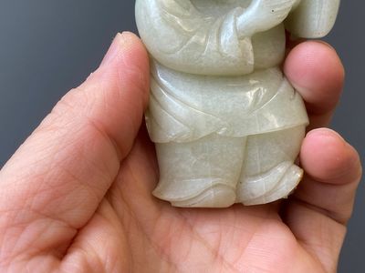 Twee Chinese witte en celadon jade sculpturen van staande jongens, Qing — foto 11