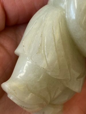 Twee Chinese witte en celadon jade sculpturen van staande jongens, Qing — foto 15