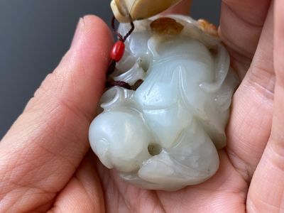 Twee Chinese witte en celadon jade sculpturen van staande jongens, Qing — foto 7