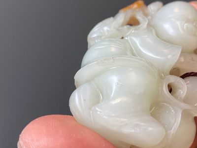 Twee Chinese witte en celadon jade sculpturen van staande jongens, Qing — foto 8