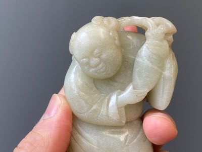 Twee Chinese witte en celadon jade sculpturen van staande jongens, Qing — foto 10