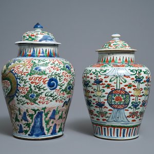 Twee Chinese wucai dekselvazen, Transitie periode — foto 2