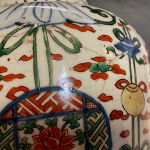 Twee Chinese wucai dekselvazen, Transitie periode — foto 32