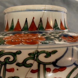 Twee Chinese wucai dekselvazen, Transitie periode — foto 34