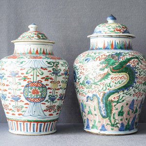 Twee Chinese wucai dekselvazen, Transitie periode — foto 49