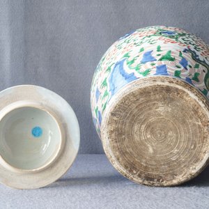 Twee Chinese wucai dekselvazen, Transitie periode — foto 51
