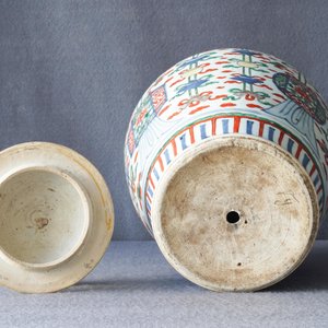 Twee Chinese wucai dekselvazen, Transitie periode — foto 52