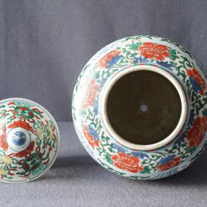 Twee Chinese wucai dekselvazen, Transitie periode — foto 53
