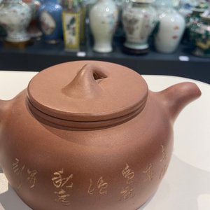 Twee Chinese Yixing steengoed theepotten en een famille rose groep met Shou Lao, Kangxi en 20e eeuw — foto 18