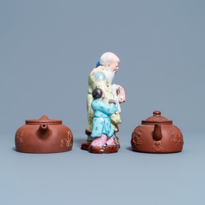 Twee Chinese Yixing steengoed theepotten en een famille rose groep met Shou Lao, Kangxi en 20e eeuw — foto 5