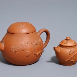Twee Chinese Yixing steengoed theepotten, Kangxi — foto 1