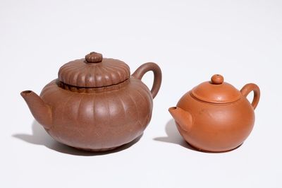 Twee Chinese Yixing steengoed theepotten met deksels, 19/20e eeuw
