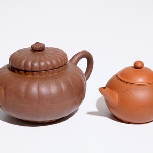 Twee Chinese Yixing steengoed theepotten met deksels, 19/20e eeuw — foto 1