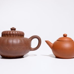 Twee Chinese Yixing steengoed theepotten met deksels, 19/20e eeuw — foto 2