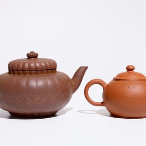 Twee Chinese Yixing steengoed theepotten met deksels, 19/20e eeuw — foto 4