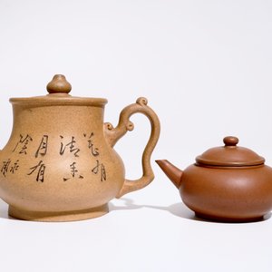 Twee Chinese Yixing steengoed theepotten met deksels, 19e eeuw — foto 4