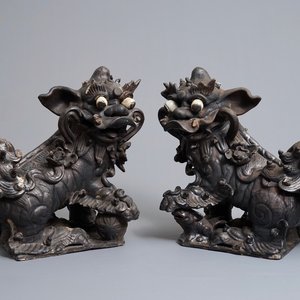Twee Chinese zwart geglazuurde daktegels in de vorm van tempelleeuwen, 19e eeuw — foto 1