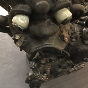 Twee Chinese zwart geglazuurde daktegels in de vorm van tempelleeuwen, 19e eeuw — foto 15