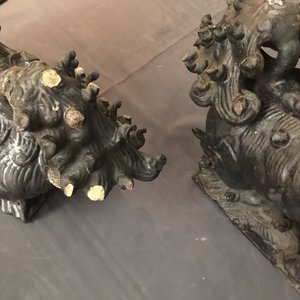 Twee Chinese zwart geglazuurde daktegels in de vorm van tempelleeuwen, 19e eeuw — foto 18