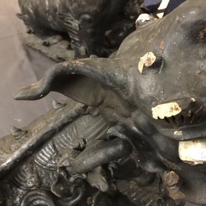 Twee Chinese zwart geglazuurde daktegels in de vorm van tempelleeuwen, 19e eeuw — foto 9