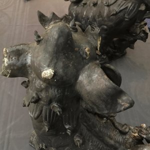 Twee Chinese zwart geglazuurde daktegels in de vorm van tempelleeuwen, 19e eeuw — foto 10