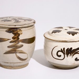 Twee cylindrische Chinese Cizhou dekseldozen, Song en Ming — foto 1