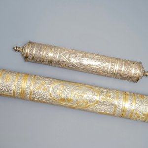 Twee deels vergulde zilveren wierookkokers met reliëfdecor, Tibet of Nepal, 19e eeuw — foto 1