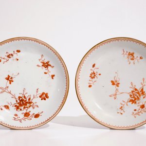 Twee dekselkommen en twee koppen met schotels in Chinees capucijner porselein, hierbij een Japanse Imari theepot, 18e eeuw — foto 3